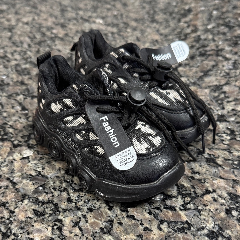 Nimiya Storm Black and White Boys light up Sneakers 5 toddler
